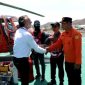 Pihak Dorna saat peninjauan Helikopter di terima Kakansar Mataram, Lalu Wahyu Efendi. Foto (Ist/Basarnas Mataram)
