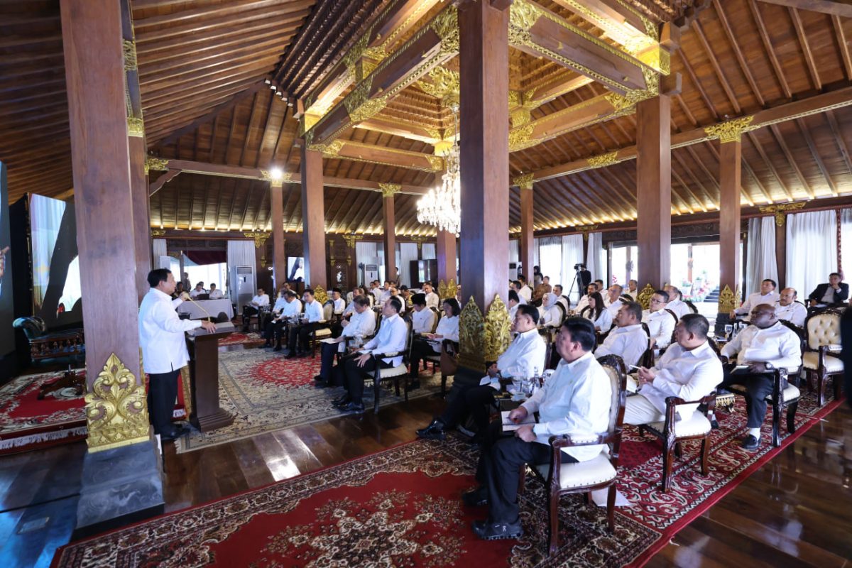 Presiden terpilih Prabowo Subianto mengumpulkan para calon anggota kabinet dan memberikan pengarahan guna memperkuat kerja sama tim di Padepokan Garuda Yaksa, Hambalang, Bogor, Jawa Barat, Rabu (16/10/2024).