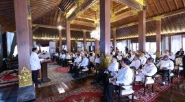 Presiden terpilih Prabowo Subianto mengumpulkan para calon anggota kabinet dan memberikan pengarahan guna memperkuat kerja sama tim di Padepokan Garuda Yaksa, Hambalang, Bogor, Jawa Barat, Rabu (16/10/2024).