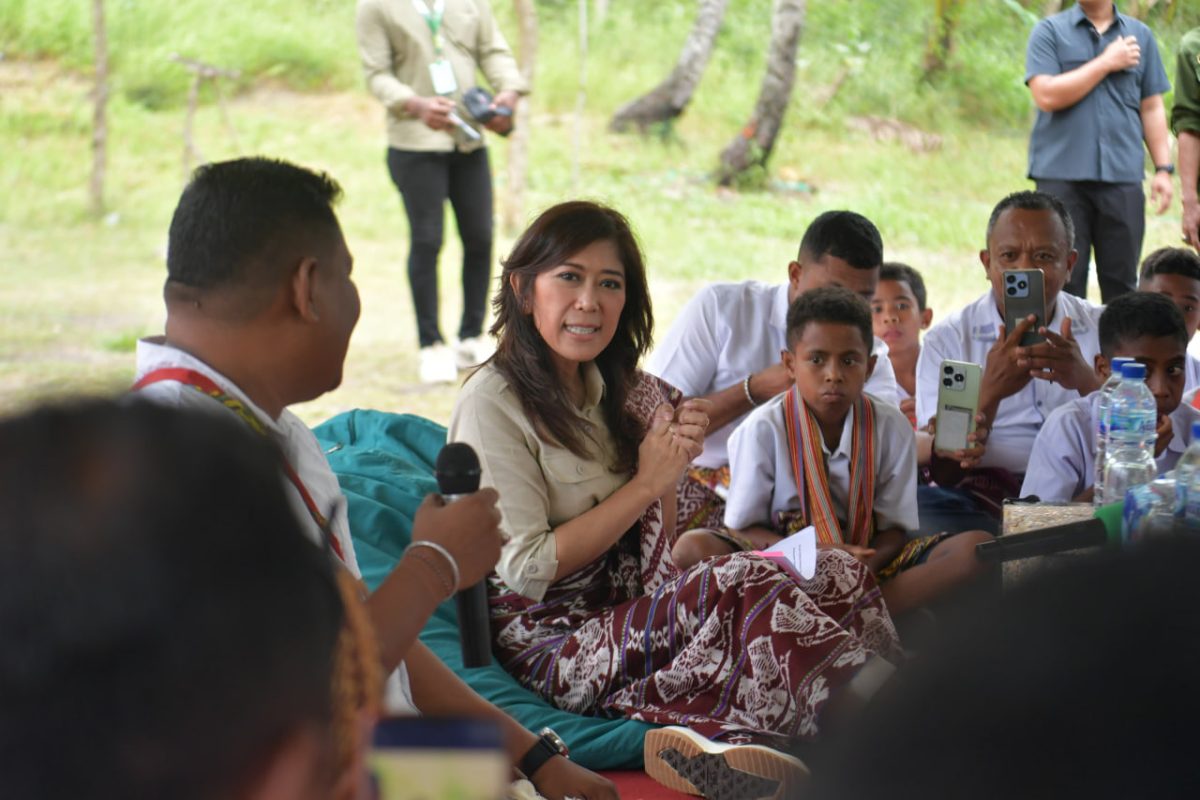 Menkomdigi Meutya Hafid saat melakukan kunjungan kerja perdana ke Kecamatan Amarasi, Kelurahan Eunoni, Provinsi Nusa Tenggara Timur (NTT).(Amiri Yandi/InfoPublik)