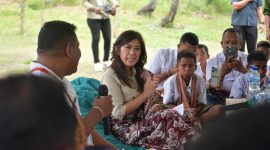 Menkomdigi Meutya Hafid saat melakukan kunjungan kerja perdana ke Kecamatan Amarasi, Kelurahan Eunoni, Provinsi Nusa Tenggara Timur (NTT).(Amiri Yandi/InfoPublik)