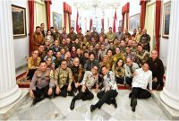 Presiden Joko Widodo menggelar jamuan santap siang bersama seluruh jajaran kabinet Indonesia Maju di Istana Negara, Jakarta, Jumat, 18 Oktober 2024. Foto: BPMI Setpres/Vico