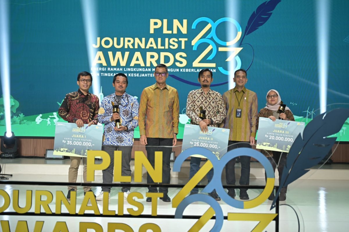 Direktur Utama PLN Darmawan Prasodjo (tiga dari kiri) didampingi Executive Vice President Komunikasi Korporat dan TJSL PLN Gregorius Adi Trianto (dua dari kanan) ketika berfoto dengan para pemenang PLN Journalist Award 2023 kategori Karya Tulis Feature, yaitu Jurnalis Harian Kompas Aditya Putra Perdana (kiri) dan Ismail Zakaria (dua dari kiri) sebagai juara 1, Jurnalis Majalah Tempo Khairul Anam (tiga dari kanan) sebagai juara 2, dan Jurnalis Kumparan Ema Fitriyani (kanan) sebagai juara 3. Foto: (Doc.PLN)