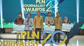 Direktur Utama PLN Darmawan Prasodjo (tiga dari kiri) didampingi Executive Vice President Komunikasi Korporat dan TJSL PLN Gregorius Adi Trianto (dua dari kanan) ketika berfoto dengan para pemenang PLN Journalist Award 2023 kategori Karya Tulis Feature, yaitu Jurnalis Harian Kompas Aditya Putra Perdana (kiri) dan Ismail Zakaria (dua dari kiri) sebagai juara 1, Jurnalis Majalah Tempo Khairul Anam (tiga dari kanan) sebagai juara 2, dan Jurnalis Kumparan Ema Fitriyani (kanan) sebagai juara 3. Foto: (Doc.PLN)