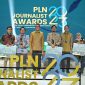 Direktur Utama PLN Darmawan Prasodjo (tiga dari kiri) didampingi Executive Vice President Komunikasi Korporat dan TJSL PLN Gregorius Adi Trianto (dua dari kanan) ketika berfoto dengan para pemenang PLN Journalist Award 2023 kategori Karya Tulis Feature, yaitu Jurnalis Harian Kompas Aditya Putra Perdana (kiri) dan Ismail Zakaria (dua dari kiri) sebagai juara 1, Jurnalis Majalah Tempo Khairul Anam (tiga dari kanan) sebagai juara 2, dan Jurnalis Kumparan Ema Fitriyani (kanan) sebagai juara 3. Foto: (Doc.PLN)