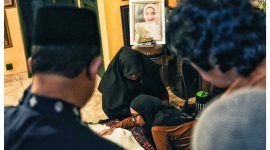 Anies Rasyid Baswedan, Mantan Gubernur Jakarta saat dirumah duka Almarhumah Marissa Haque. Foto: (Istimewa)