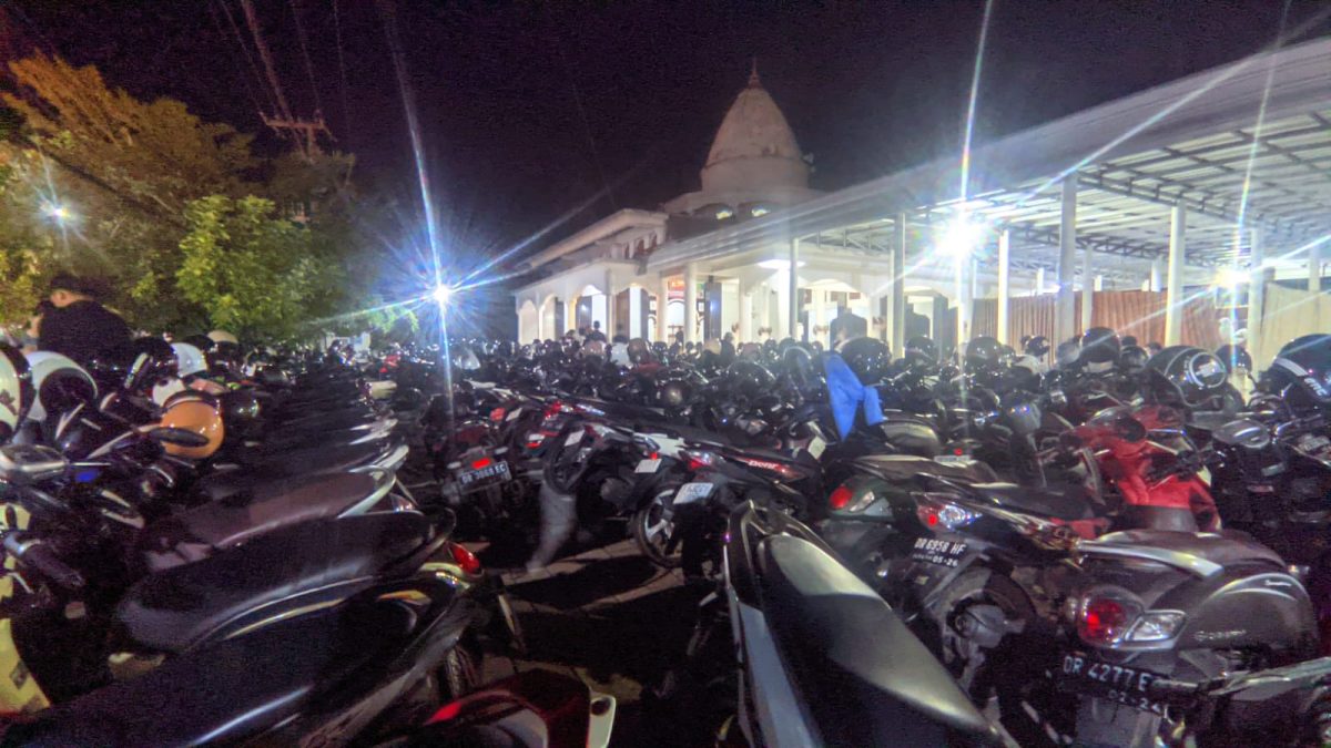 Kendaraan jenis Sepeda Motor yang parkir di halaman Masjid Kerandangan, Senggigi, Sabtu (05/10/2024) malam. Foto : (Lalu Sahid).