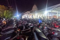 Kendaraan jenis Sepeda Motor yang parkir di halaman Masjid Kerandangan, Senggigi, Sabtu (05/10/2024) malam. Foto : (Lalu Sahid).