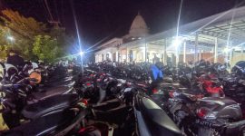 Kendaraan jenis Sepeda Motor yang parkir di halaman Masjid Kerandangan, Senggigi, Sabtu (05/10/2024) malam. Foto : (Lalu Sahid).