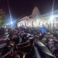 Kendaraan jenis Sepeda Motor yang parkir di halaman Masjid Kerandangan, Senggigi, Sabtu (05/10/2024) malam. Foto : (Lalu Sahid).