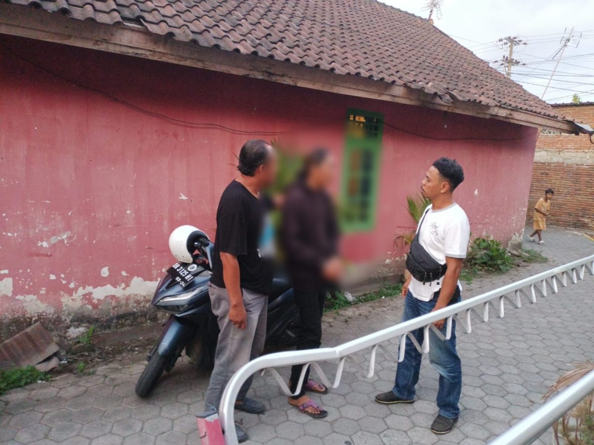Terduga pelaku saat diamankan petugas dari Polsek Mataram. Foto: Humas polresta Mataram