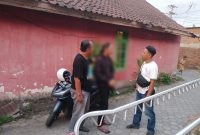 Terduga pelaku saat diamankan petugas dari Polsek Mataram. Foto: Humas polresta Mataram