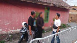 Terduga pelaku saat diamankan petugas dari Polsek Mataram. Foto: Humas polresta Mataram