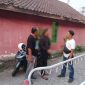Terduga pelaku saat diamankan petugas dari Polsek Mataram. Foto: Humas polresta Mataram