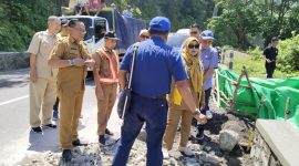 Komisi IV DPRD Provinsi NTB turun mengecek kondisi pengerjaan talud ruas jalan Rembiga-Pemenang. Foto (istimewa).