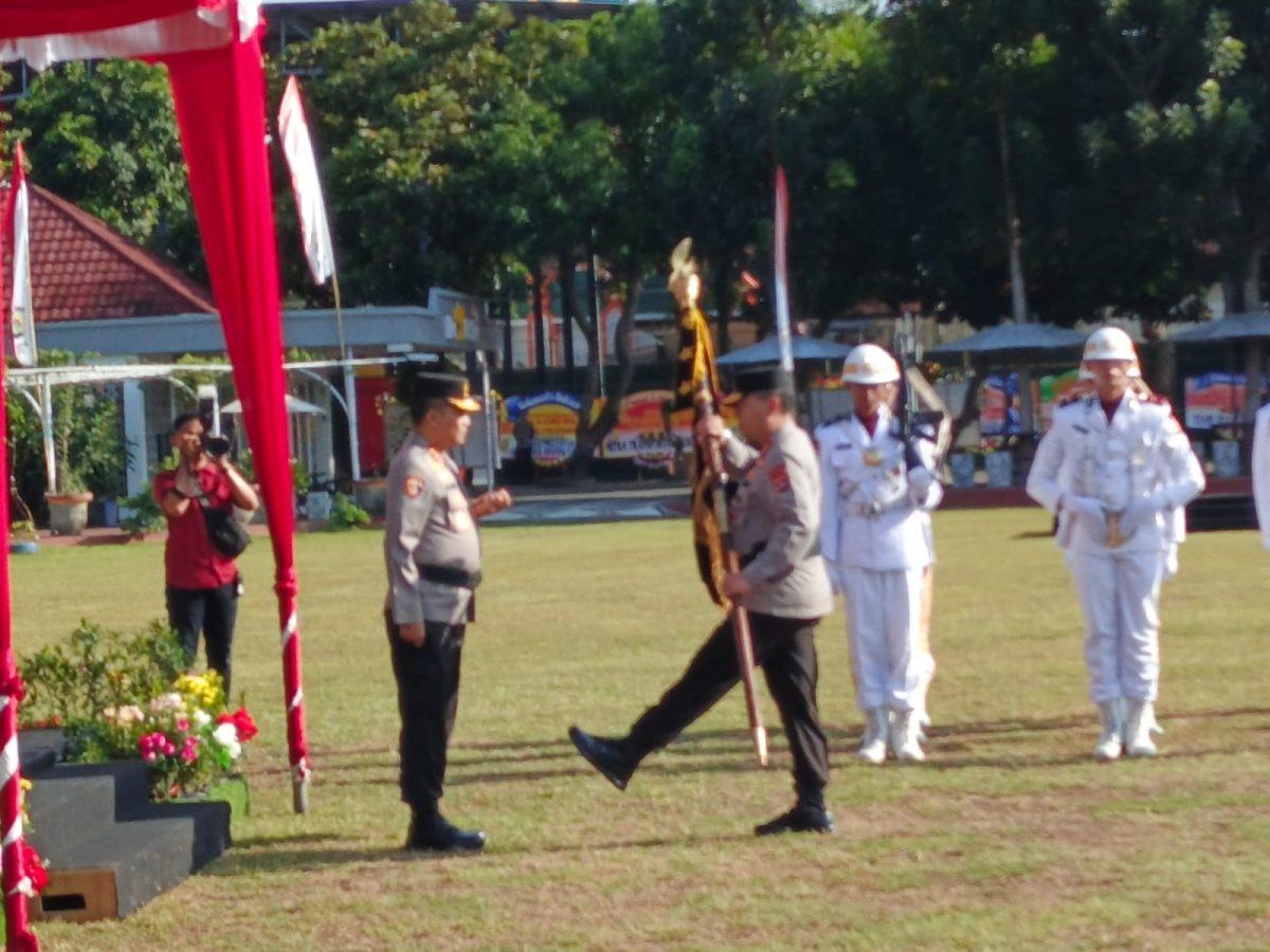 Serah terima pataka dari Kapolda lama Irjen Pol R Umar Faroq kepada Irjen Pol Hadi Gunawan. Foto (doc.Humas).