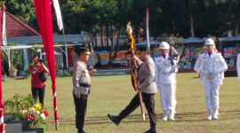 Serah terima pataka dari Kapolda lama Irjen Pol R Umar Faroq kepada Irjen Pol Hadi Gunawan. Foto (doc.Humas).