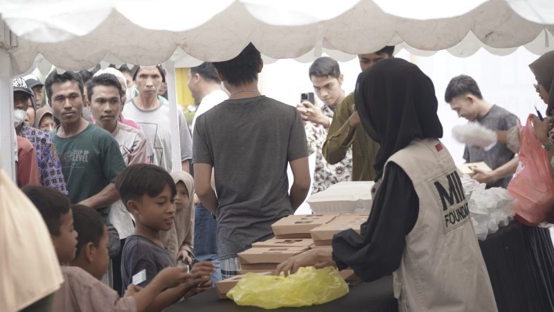 MIM Foundation Berbagi Makan Gratis Didukung oleh Bank Dinar. Jumat (04/10/2024).