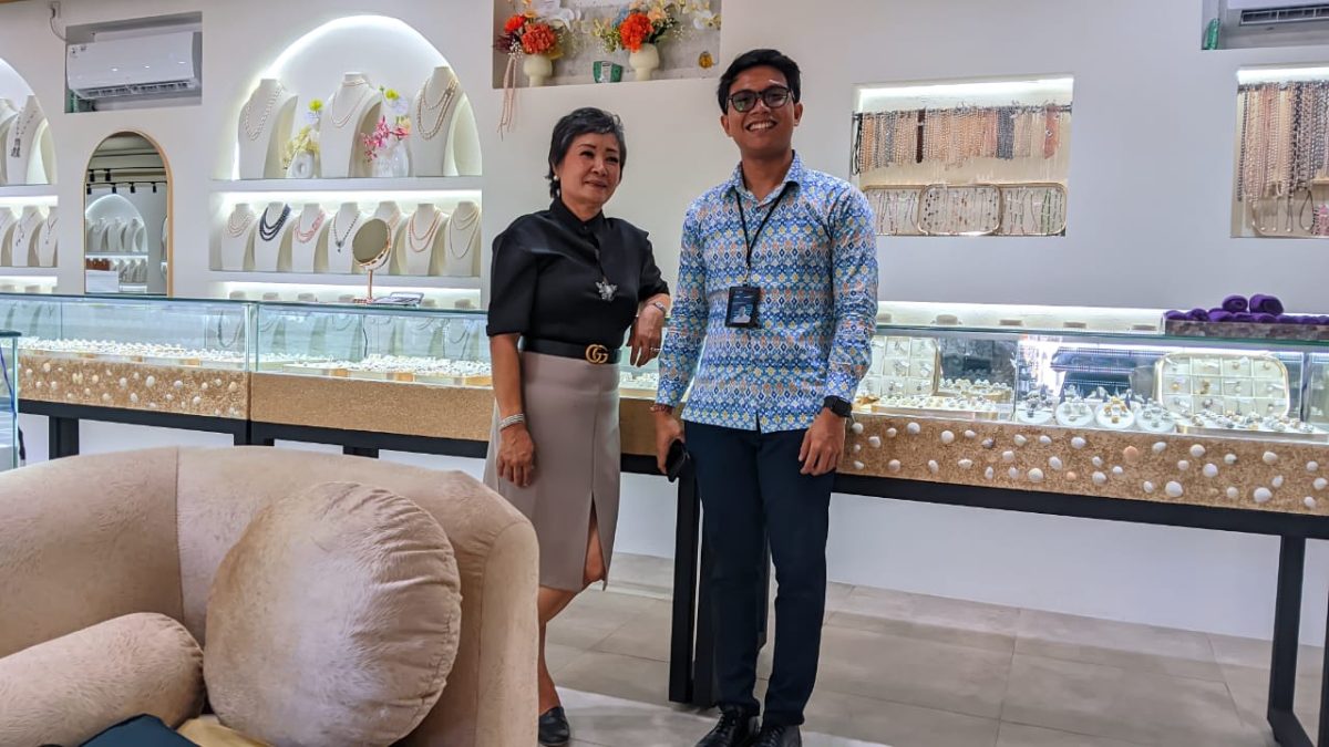 Foto: (Kiri) Direktur Utama Lipco, Lily The bersama General Banker Staf customer service Bank Mandiri Cabang Mataram AA Gde Ngurah, I Wayan Nandi Yuditha Prasta saat hadir sebagai perwakilan di acara Grand Opening Lipco Jewelry Mandalika. Senin (14/10/2024).