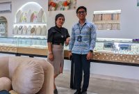 Foto: (Kiri) Direktur Utama Lipco, Lily The bersama General Banker Staf customer service Bank Mandiri Cabang Mataram AA Gde Ngurah, I Wayan Nandi Yuditha Prasta saat hadir sebagai perwakilan di acara Grand Opening Lipco Jewelry Mandalika. Senin (14/10/2024).