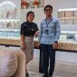 Foto: (Kiri) Direktur Utama Lipco, Lily The bersama General Banker Staf customer service Bank Mandiri Cabang Mataram AA Gde Ngurah, I Wayan Nandi Yuditha Prasta saat hadir sebagai perwakilan di acara Grand Opening Lipco Jewelry Mandalika. Senin (14/10/2024).