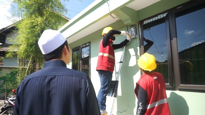 Perbaikan Listrik di Rumah Pelanggan PLN. Foto (Humas PLN UIW NTB).