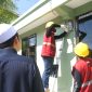 Perbaikan Listrik di Rumah Pelanggan PLN. Foto (Humas PLN UIW NTB).
