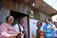 PT PLN (Persero) melalui program Light Up The Dream memberikan bantuan listrik gratis dalam memperingati Hari Listrik Nasional (HLN) ke-79 tahun 2024. Foto: PLN.