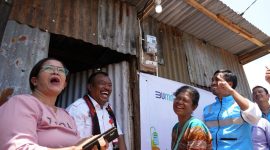 PT PLN (Persero) melalui program Light Up The Dream memberikan bantuan listrik gratis dalam memperingati Hari Listrik Nasional (HLN) ke-79 tahun 2024. Foto: PLN.