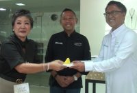 Foto (Kiri) Direktur Utama Lipco Jewelry, Ibu Lily The saat potong tumpeng pembukaan Toko Lipco Mandalika bersama GM The Mandalika, Wahyu Moerhadi Nugroho (kanan) dan Direktur Operasi ITDC, Wenda Rahmadya Nabiel (tengah) di Kawasan Ekonomi Khusus Mandalika. Senin (14/10/2024). Foto (SAHAYA).