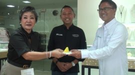 Foto (Kiri) Direktur Utama Lipco Jewelry, Ibu Lily The saat potong tumpeng pembukaan Toko Lipco Mandalika bersama GM The Mandalika, Wahyu Moerhadi Nugroho (kanan) dan Direktur Operasi ITDC, Wenda Rahmadya Nabiel (tengah) di Kawasan Ekonomi Khusus Mandalika. Senin (14/10/2024). Foto (SAHAYA).