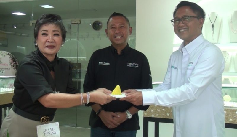 Foto (Kiri) Direktur Utama Lipco Jewelry, Ibu Lily The saat potong tumpeng pembukaan Toko Lipco Mandalika bersama GM The Mandalika, Wahyu Moerhadi Nugroho (kanan) dan Direktur Operasi ITDC, Wenda Rahmadya Nabiel (tengah) di Kawasan Ekonomi Khusus Mandalika. Senin (14/10/2024). Foto (SAHAYA).