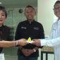 Foto (Kiri) Direktur Utama Lipco Jewelry, Ibu Lily The saat potong tumpeng pembukaan Toko Lipco Mandalika bersama GM The Mandalika, Wahyu Moerhadi Nugroho (kanan) dan Direktur Operasi ITDC, Wenda Rahmadya Nabiel (tengah) di Kawasan Ekonomi Khusus Mandalika. Senin (14/10/2024). Foto (SAHAYA).
