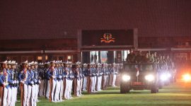 Presiden RI Prabowo Subianto memimpin upacara Parade Senja yang turut dihadiri oleh seluruh jajaran Kabinet Merah Putih di Lapangan Pancasila, Graha Utama Akademi Militer, Magelang, Jawa Tengah, Jumat (25/10) sore. Foto: (Istimewa).