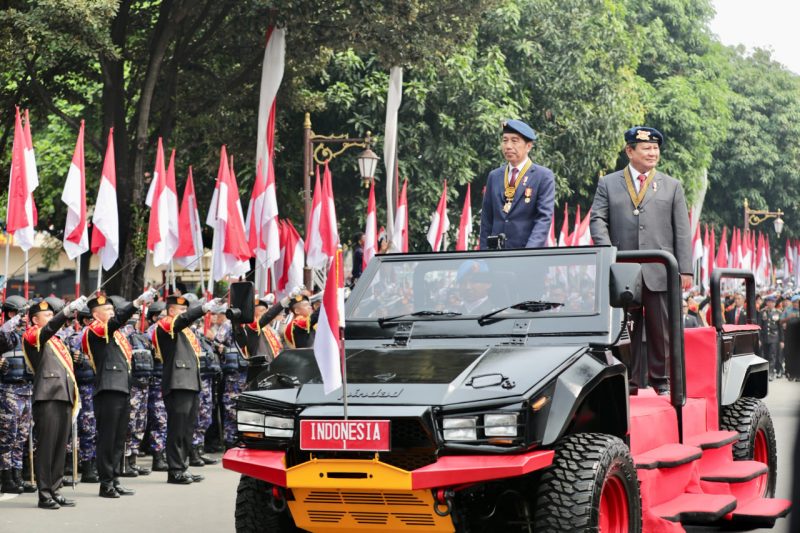 Presiden Joko Widodo (Jokowi) dan presiden terpilih Prabowo Subianto tampil kompak di Apel Pengamanan Pelantikan Presiden dan Wakil Presiden di Markas Komando Korps Brigade Mobil (Mako Brimob), Kelapa Dua, Depok, Senin (14/10/2024).