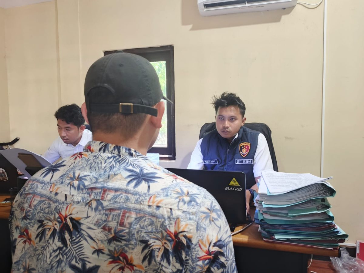 Terduga pelaku MAW (34) saat berada di kantor Polisi. Foto (Humas Polresta Mataram).