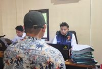 Terduga pelaku MAW (34) saat berada di kantor Polisi. Foto (Humas Polresta Mataram).