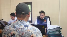 Terduga pelaku MAW (34) saat berada di kantor Polisi. Foto (Humas Polresta Mataram).