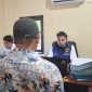 Terduga pelaku MAW (34) saat berada di kantor Polisi. Foto (Humas Polresta Mataram).