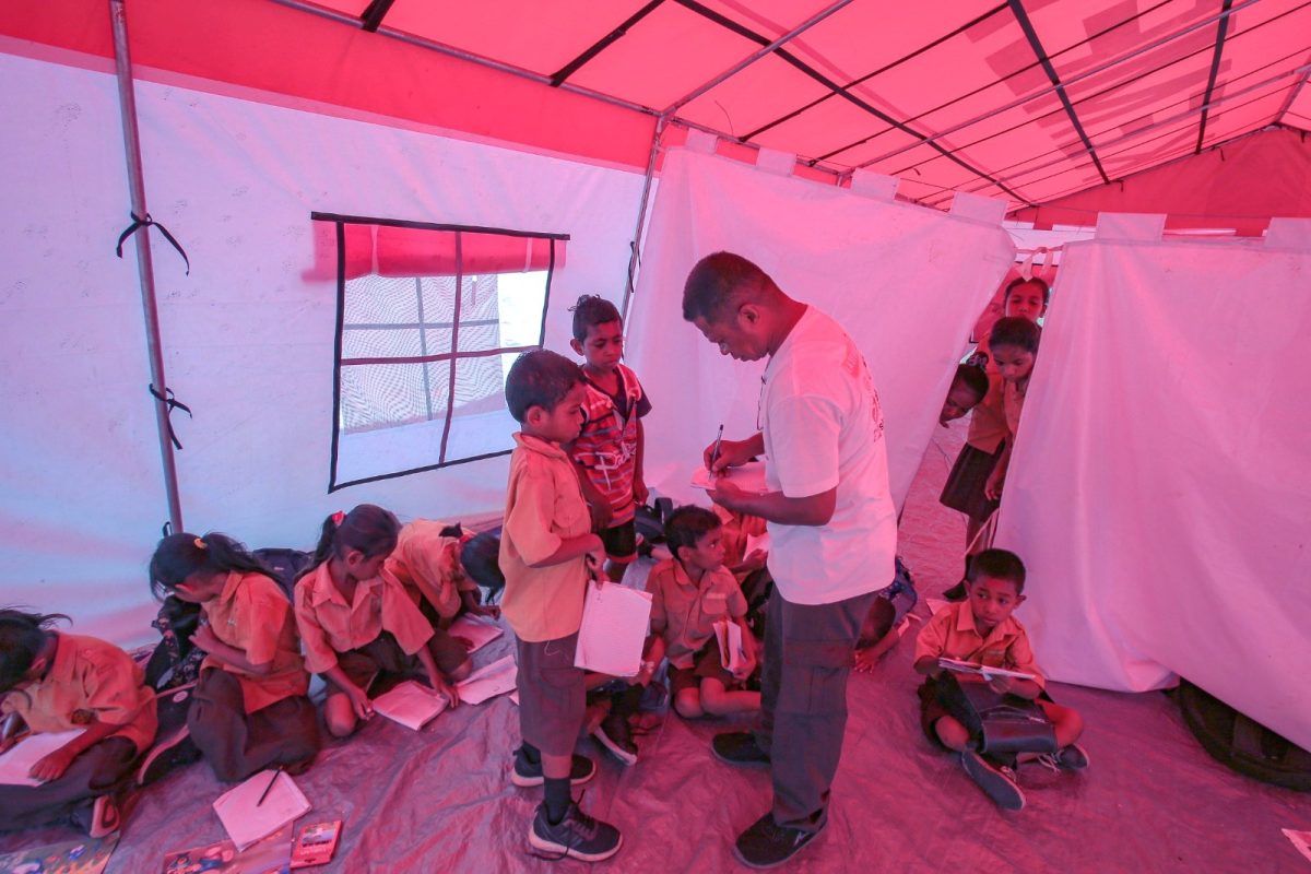 Kegiatan belajar di sekolah darurat yang berlokasi di lapangan Sekolah Dasar Inpres (SDI) Bokang, Desa Bokang Wolomatang, Kecamatan Titehena, Flores Timur, NTT, Sabtu (23/11/2024). Foto: Agus Siswanto InfoPublik/IKP Kemkomdigi.