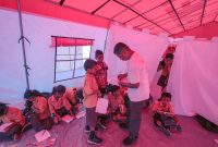 Kegiatan belajar di sekolah darurat yang berlokasi di lapangan Sekolah Dasar Inpres (SDI) Bokang, Desa Bokang Wolomatang, Kecamatan Titehena, Flores Timur, NTT, Sabtu (23/11/2024). Foto: Agus Siswanto InfoPublik/IKP Kemkomdigi.