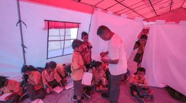 Kegiatan belajar di sekolah darurat yang berlokasi di lapangan Sekolah Dasar Inpres (SDI) Bokang, Desa Bokang Wolomatang, Kecamatan Titehena, Flores Timur, NTT, Sabtu (23/11/2024). Foto: Agus Siswanto InfoPublik/IKP Kemkomdigi.