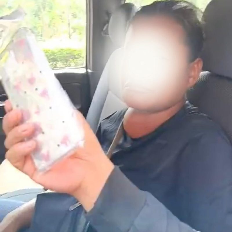 Dari rekaman CCTV, perempuan Orang Dalam Gangguan Jiwa (ODGJ) inisial PTN (45) yang berhasil diamankan Pihak Kepolisian dan diserahkan ke Rumah Sakit Jiwa Mutiara Sukma Provinsi NTB. Foto: (HUmas Polresta Mataram).