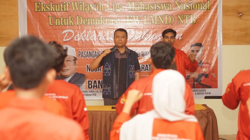 Liga Mahasiswa Nasional untuk Demokrasi (LMND) NTB menggelar Deklarasi dalam mendukung pasangan calon gubernur dan wakil gubernur NTB, Dr. H. Zulkieflimansyah, SE, MSc dan H. Muhammad Suhaili Fadhil Tohir, SH yang berlangsung di Mataram, Selasa (12/11/2024). Foto: (Istimewa).
