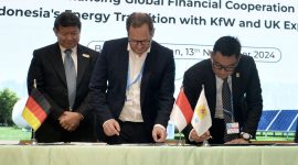 Direktur Utama PLN, Darmawan Prasodjo (kanan) melakukan penandatanganan Memorandum of Understanding bersama Chief of Sustainability Officer Kreditanstalt für Wiederaufbau (KfW), Jürgen Kern (tengah) dan disaksikan oleh Utusan Khusus Presiden Republik Indonesia dalam COP29, Hashim Djojohadikusumo (kiri) dalam kegiatan Leading the Charge: Strategic Partnership to Catalyze Decarbonization di Baku, Azerbaijan pada Rabu, (13/11/2024). Foto: (PLN)