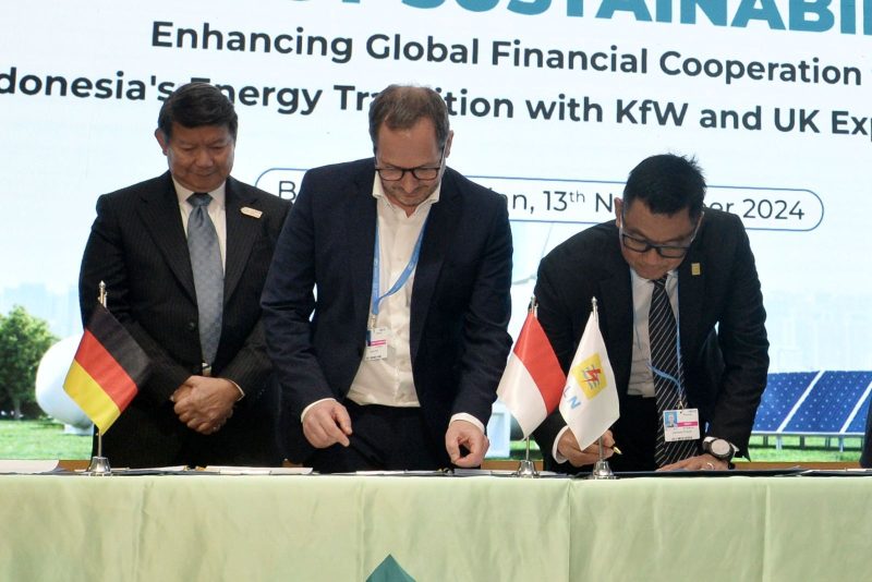 Direktur Utama PLN, Darmawan Prasodjo (kanan) melakukan penandatanganan Memorandum of Understanding bersama Chief of Sustainability Officer Kreditanstalt für Wiederaufbau (KfW), Jürgen Kern (tengah) dan disaksikan oleh Utusan Khusus Presiden Republik Indonesia dalam COP29, Hashim Djojohadikusumo (kiri) dalam kegiatan Leading the Charge: Strategic Partnership to Catalyze Decarbonization di Baku, Azerbaijan pada Rabu, (13/11/2024). Foto: (PLN)