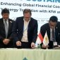 Direktur Utama PLN, Darmawan Prasodjo (kanan) melakukan penandatanganan Memorandum of Understanding bersama Chief of Sustainability Officer Kreditanstalt für Wiederaufbau (KfW), Jürgen Kern (tengah) dan disaksikan oleh Utusan Khusus Presiden Republik Indonesia dalam COP29, Hashim Djojohadikusumo (kiri) dalam kegiatan Leading the Charge: Strategic Partnership to Catalyze Decarbonization di Baku, Azerbaijan pada Rabu, (13/11/2024). Foto: (PLN)