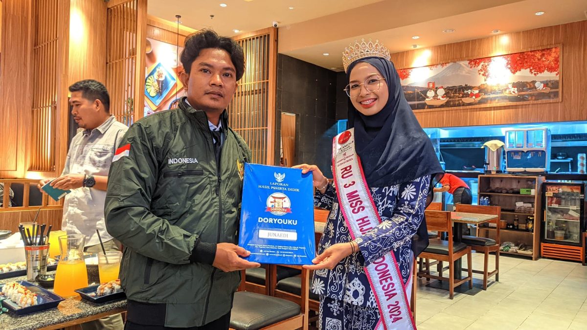 Winner Miss Hijab NTB 2024 dan Runner Up 3 Miss Hijab Indonesia 2024 Baiq Clarisa Julia Putri Yetasya, menyerahkan dokumen keberangkatan peserta magang LPKS Doryouku atas nama Junaedi. Selasa (19/11/2024). Foto: (Mamiq Sahaya).