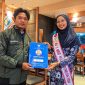 Winner Miss Hijab NTB 2024 dan Runner Up 3 Miss Hijab Indonesia 2024 Baiq Clarisa Julia Putri Yetasya, menyerahkan dokumen keberangkatan peserta magang LPKS Doryouku atas nama Junaedi. Selasa (19/11/2024). Foto: (Mamiq Sahaya).