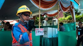 Ilustrasi petugas PLN sedang bersiaga mengamankan kelistrikan di salah satu tempat pemungutan suara di Mataram, Nusa Tenggara Barat. Foto : (Doc.PLN NTB).